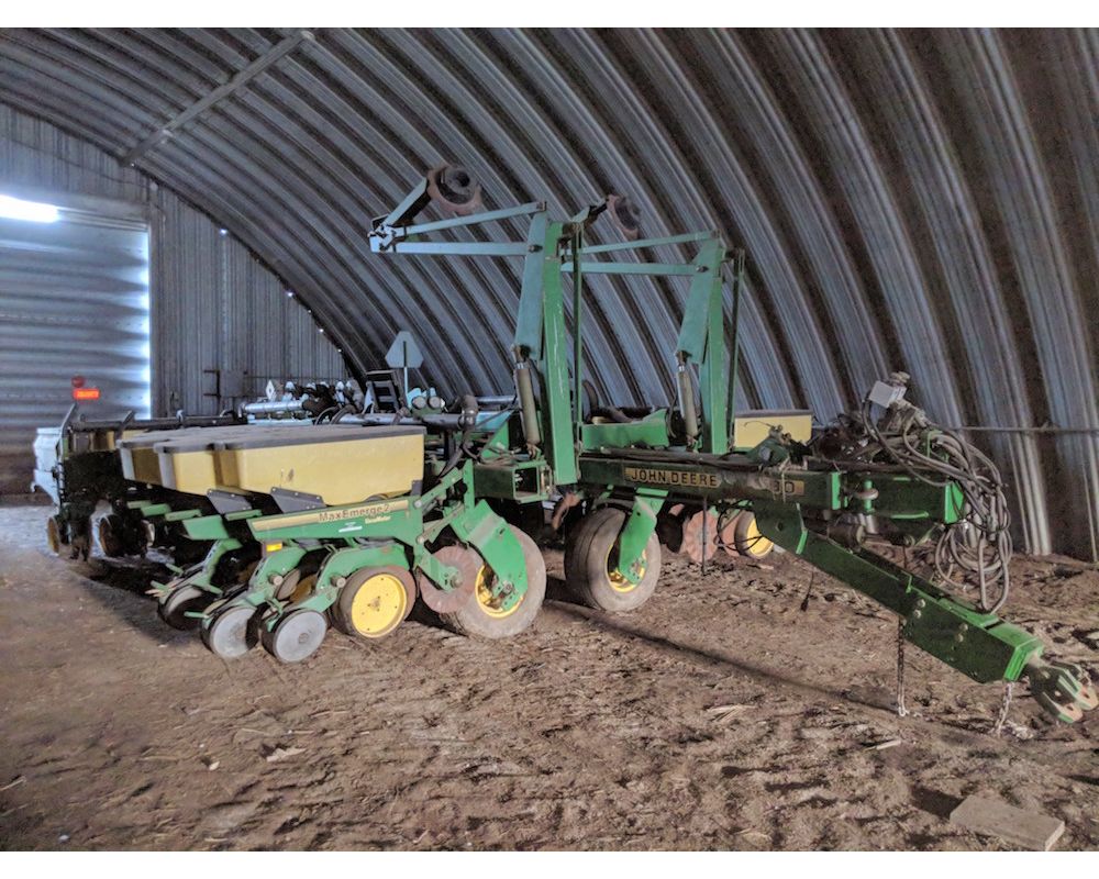 2001 John Deere 1780 23 skip row planter, 30” corn 15” beans, no till, markers, pto hydro pump
